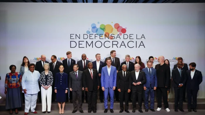 Sánchez defiende el refuerzo de la democracia junto a líderes mundiales ante el auge del extremismo