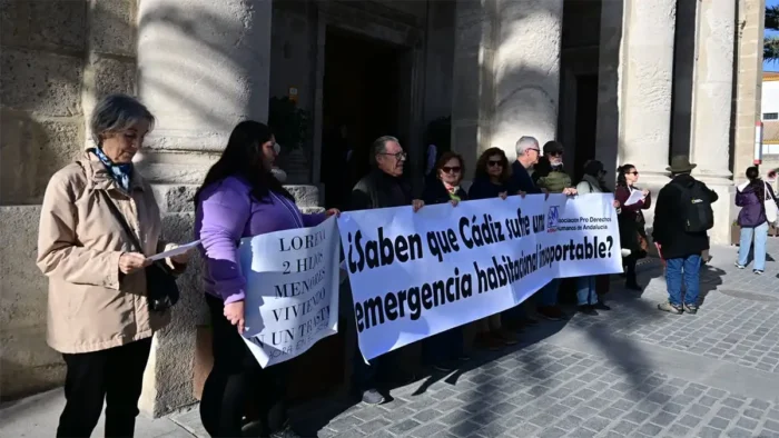 Convocan una protesta en Cádiz para frenar dos desahucios de familias con menores: “Mañana puede ser tarde”