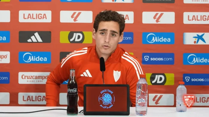 Manu Bueno reafirma su compromiso con el Sevilla FC tras recuperar la titularidad