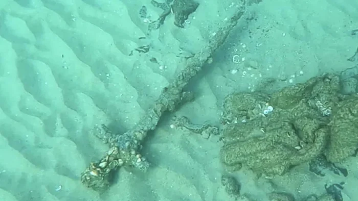 Aparece en el fondo del Mediterráneo una nueva espada medieval intacta y su forma encaja con armas usadas en las Cruzadas