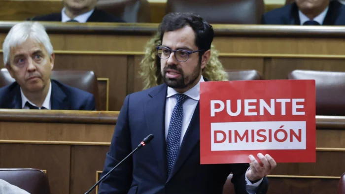 El PP pide la dimisión de Puente y este se declara víctima de 'bullying' político