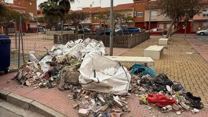 Alcaldesa de Motril denuncia incivismo y vertidos en el barrio de Santa Adela