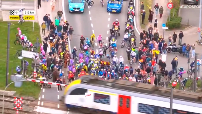 Tour de Flandes: Un paso a nivel divide al pelotón y genera controversia