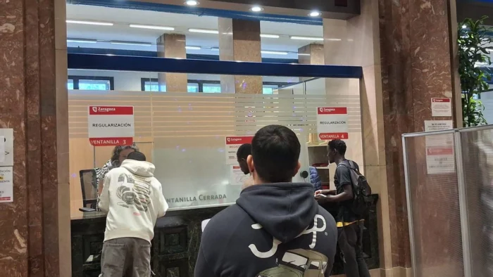 El Gobierno del PP en Zaragoza colapsa la regularizaci&oacute;n de migrantes al centralizar los tr&aacute;mites en la plaza del Pilar