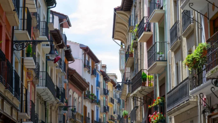El escritor navarro que luchó contra los carlistas, se convirtió en líder del carlismo y ahora tiene dos calles en Pamplona: "Tuvo mucho mundo, pero curiosamente nació y murió en el mismo lugar"