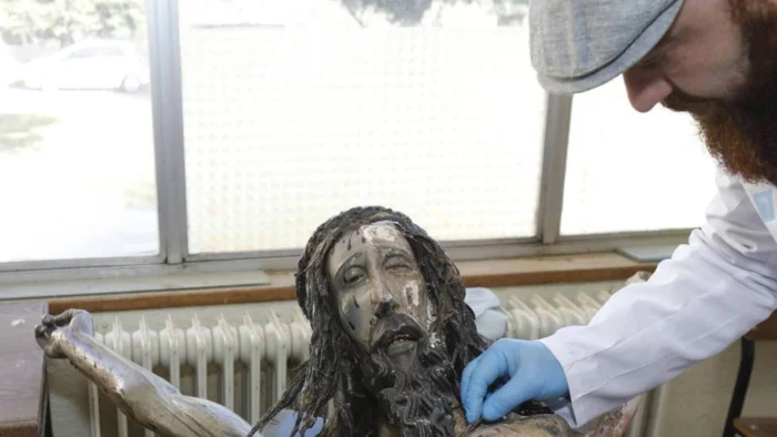 El método de estas hermanas restauradoras de Toledo al trabajar con arte religioso: "De puertas para afuera, devoción, de puertas para adentro, material"