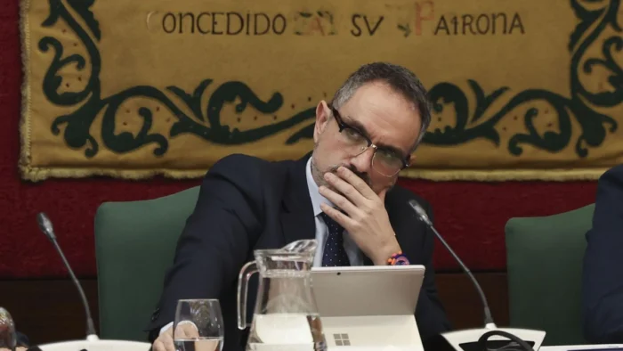 El alcalde de Móstoles rechaza dimitir tras admitirse la querella por acoso sexual y lo enmarca en una "cacería"