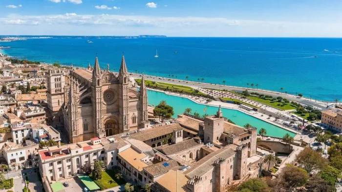 Entretenimiento, gastronomía y cultura en uno de los paseos marítimos más ricos en historia frente al Mediterráneo