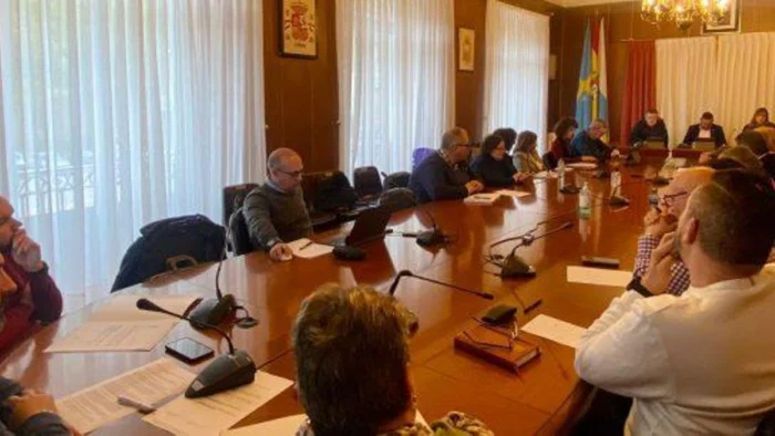 Tenso debate en Mieres por la aprobación del presupuesto municipal para 2026