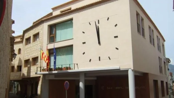 Finestrat niega acceso a la oposición a detalles sobre comisión de servicios de la pareja de Pérez Llorca