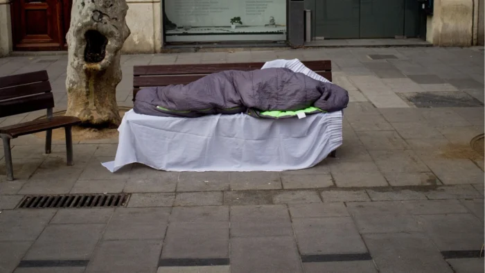 Un hombre sin hogar en Los Ángeles construye casas de madera para otros necesitados