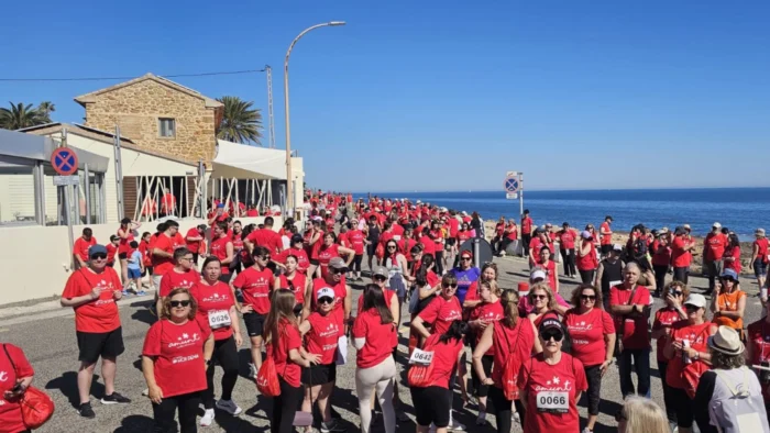 Marea roja solidaria inunda Dénia en caminata contra el cáncer