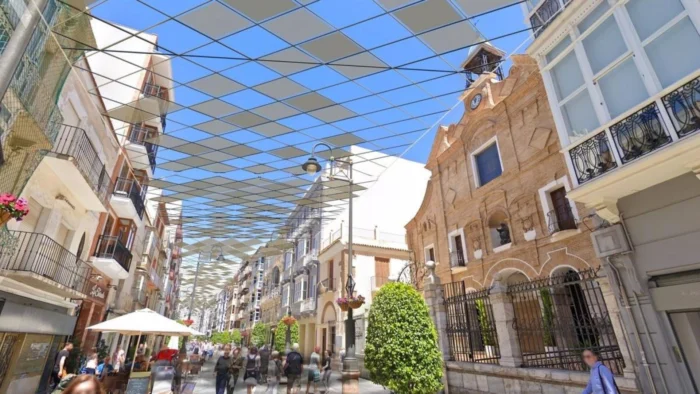 Instalación del sistema de sombra en la Calle del Carmen de Cartagena entra en su fase final