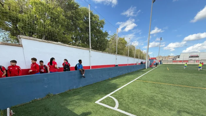 Grave Preocupación por la Seguridad en Campos de Fútbol de Baleares Tras Incidentes con Muros de Protección