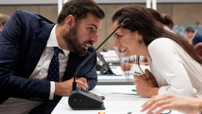 El PP Consolida su Posición en Murcia tras la Dimisión de una Diputada de Vox