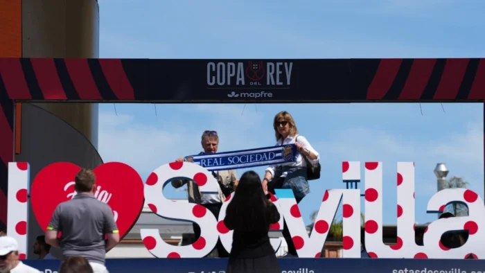 PELEA EVITADA ENTRE ULTRAS DEL ATLÉTICO Y LA REAL SOCIEDAD EN SEVILLA