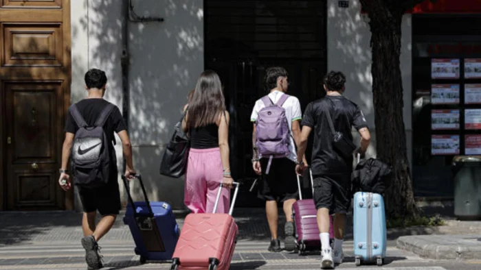 Los universitarios asturianos se debaten entre el arraigo y la maleta: motivos para marchar fuera y qué les haría regresar… ¡Y no todo es dinero!