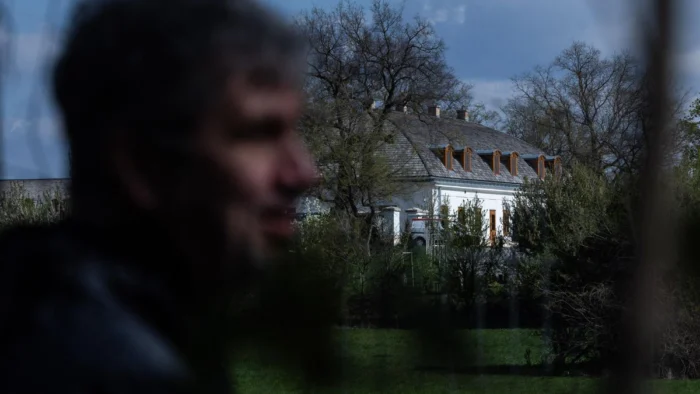 Viaje al &ldquo;Palacio de Versalles&rdquo; secreto de los Orb&aacute;n y su aldea natal: &ldquo;Es el gran s&iacute;mbolo de la corrupci&oacute;n del r&eacute;gimen&rdquo;