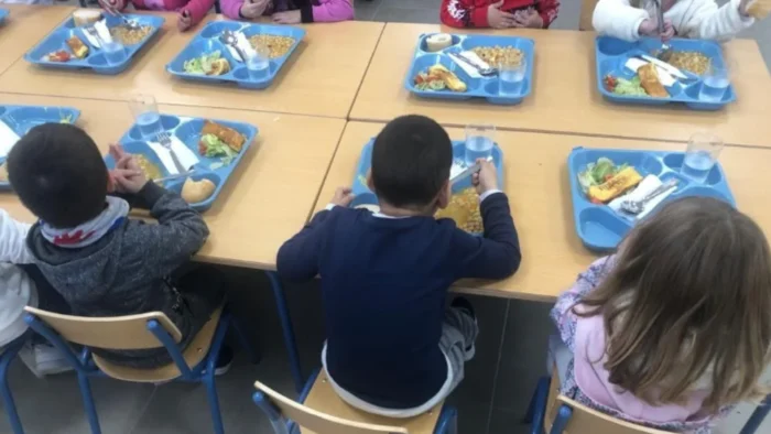 Nuevas Normas en Comedores Escolares Generan Debate entre Padres