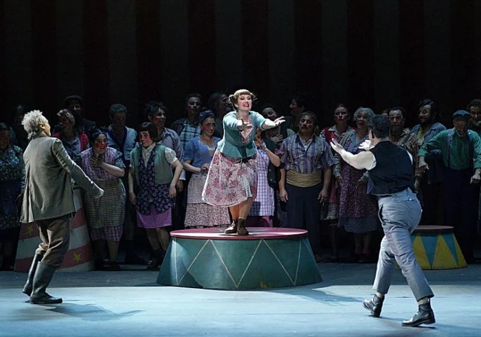 Éxito Rotundo de ‘La novia vendida’ en el Teatro Real: Una Visión Risible y Absurda