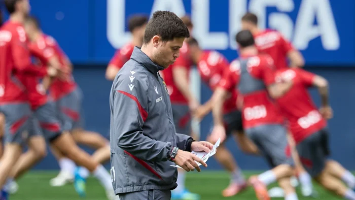 Alessio Lisci, entrenador de Osasuna, avisa al Athletic para el derbi: "Vamos a ir a San Mamés a ganar"