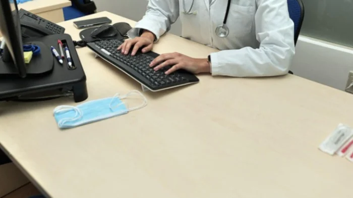 Carmen Flores, presidenta del Defensor del Paciente, estalla tras el caso del médico detenido y enviado a prisión por agredir a 11 pacientes: "Hay muchos casos: fui por anginas y me tocó un pecho