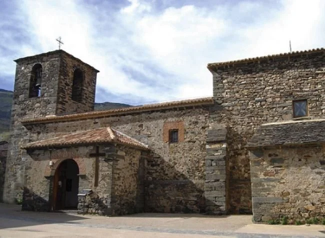 Una ruta para desconectar en este pueblo negro de Guadalajara que lleva hasta una cascada con tres saltos de agua