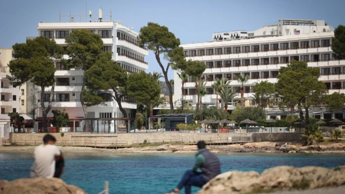 Es Canar, el núcleo de Ibiza donde el turismo cuadruplica a la población, inicia su viraje hacia el lujo