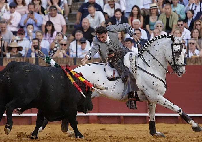 TRIUNFO A CABALLO EN LA MAESTRANZA PESE A UN PALCO INCOMPRENSIVO