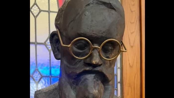 El Café Casino de Santiago inmortaliza a Valle-Inclán con un busto