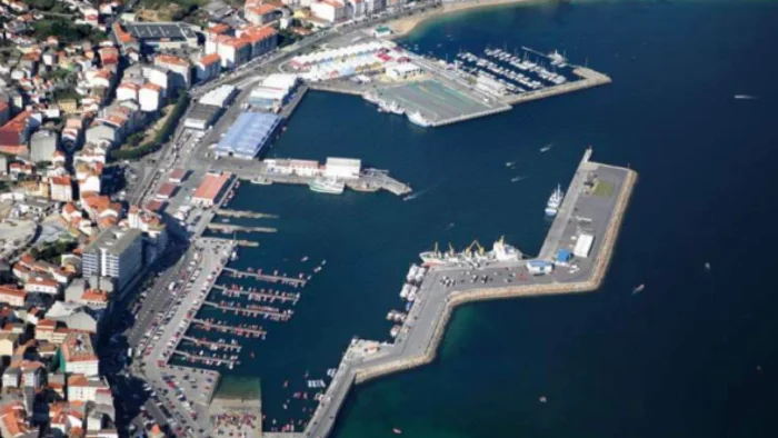 Macabro hallazgo en Ribeira: Encuentran un cadáver encadenado en el puerto