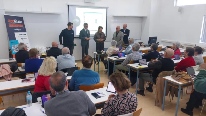 Cartagena impulsa la digitalización de sus mayores con el programa regional 'Applícate'