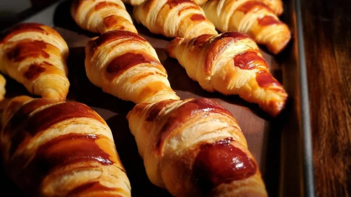 ¿Viajas a París buscando un croissant dulce? Por qué el auténtico croissant francés no es como esperas