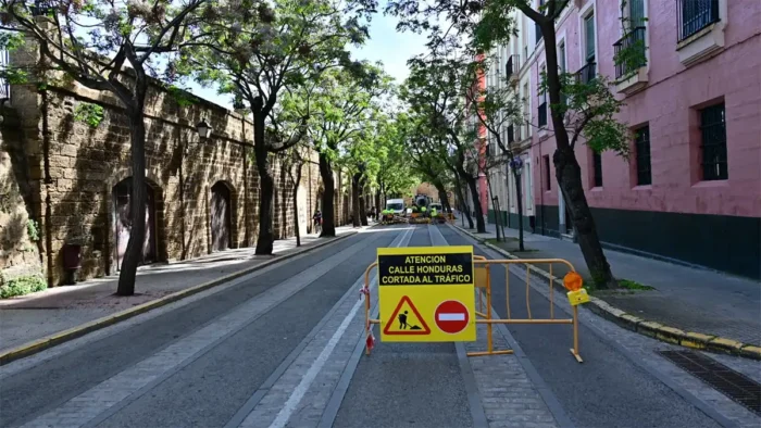 Caos de tráfico en Cádiz por obras en la calle Honduras: crece el malestar ciudadano