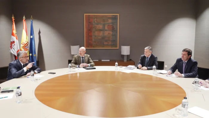 NEGOCIACIONES EN CASTILLA Y LEÓN: VOX MARCA DISTANCIA Y EXIGE GARANTÍAS AL PP