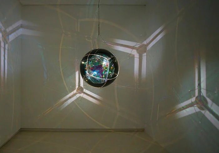 Nuevas Perspectivas Artísticas: Eliasson y A Kassen Abrazan el Accidente en Madrid