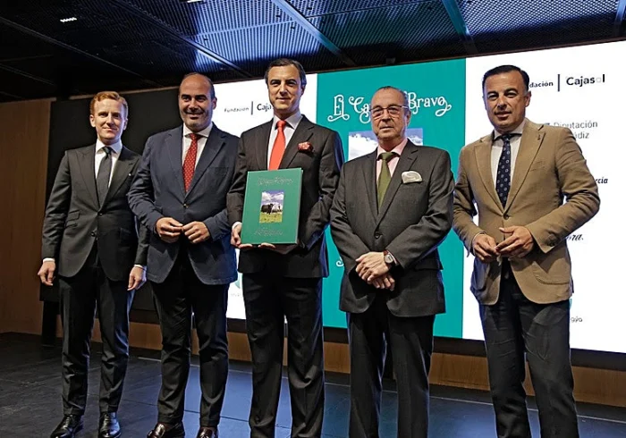 El toro bravo y el campo andaluz, protagonistas del último libro de Arjona