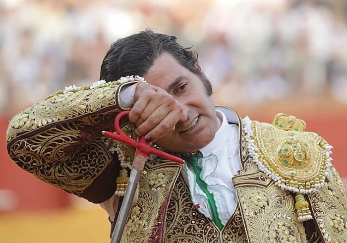 Morante de la Puebla desata la locura en Sevilla con una faena histórica