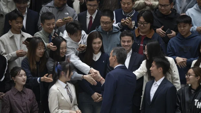 La derecha española critica el viaje de Sánchez a China, ignorando visitas similares de otros líderes europeos