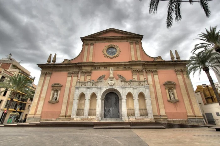 El pueblo catal&aacute;n entre el mar y la monta&ntilde;a con un sorprendente castillo y una iglesia medieval
