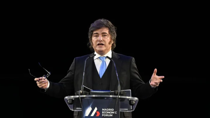 Milei celebra la baja de la pobreza en Argentina, pero expertos cuestionan la medición oficial